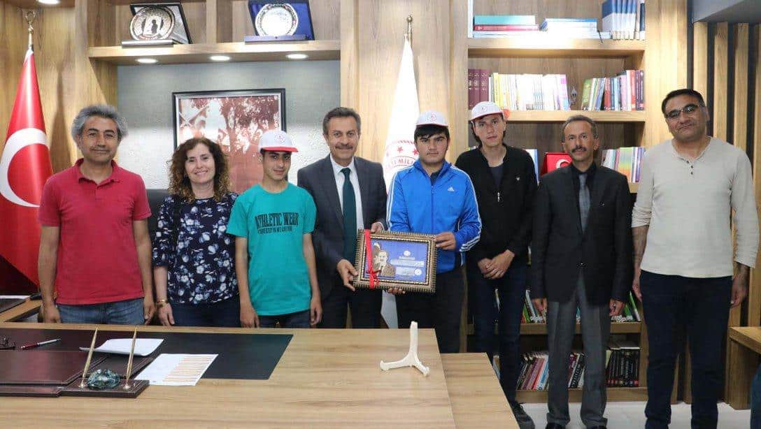 Uluslararası MEB Robot Yarışmasına katılacak olan Ahmet Kutsi Tecer Özel Eğitim Meslek Okulu öğrencileri, Millî Eğitim Müdürümüz Ergüven Aslan'ı ziyaret etti.