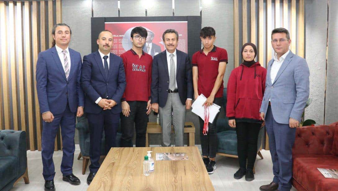 Sivas İzzettin Keykavus Anadolu Lisesi öğrencileri, Millî Eğitim Müdürümüz Ergüven Aslan'ı ziyaret etti. Aslan, Atletizm de Türkiye şampiyonu olan 10. Sınıf Öğrencisi, Ömer Fındık'ı tebrik etti.