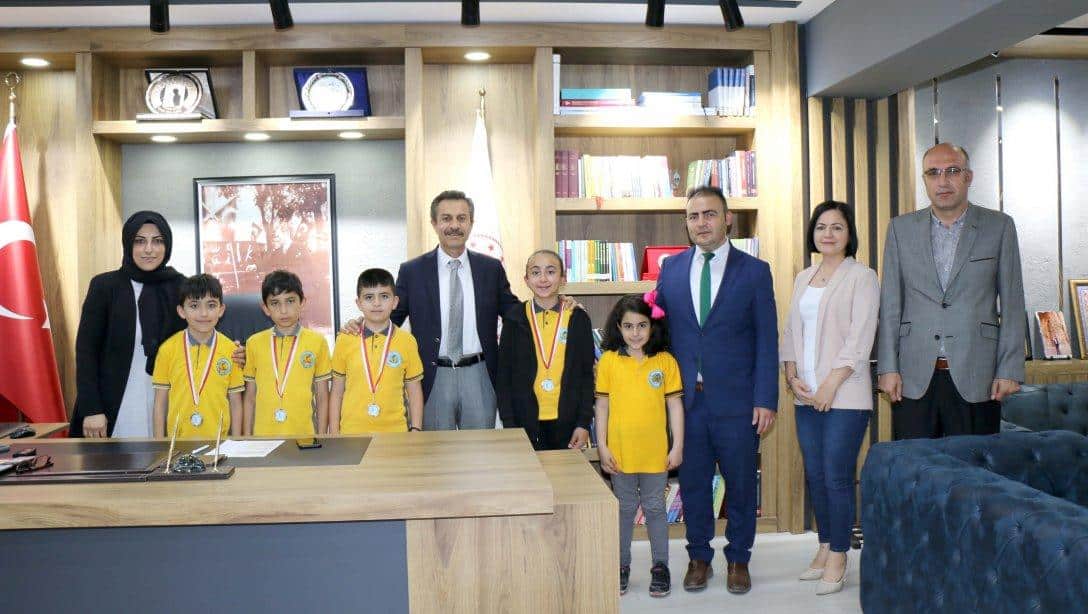 Türkiye Akıl ve Zekâ Oyunları İl Turnuvasında derece elde eden Fatih İlkokulu öğrencileri, Millî Eğitim Müdürümüz Ergüven Aslan'ı ziyaret etti.