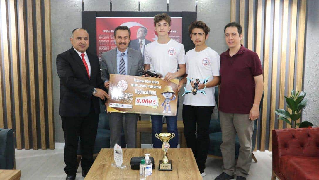 Millî Eğitim Müdürümüz Ergüven Aslan, Şanlıurfa'da düzenlenen 14. Uluslararası MEB Robot Yarışmasında Türkiye üçüncüsü olan Sivas Bilişim Teknolojileri MTAL öğrencilerini tebrik etti.