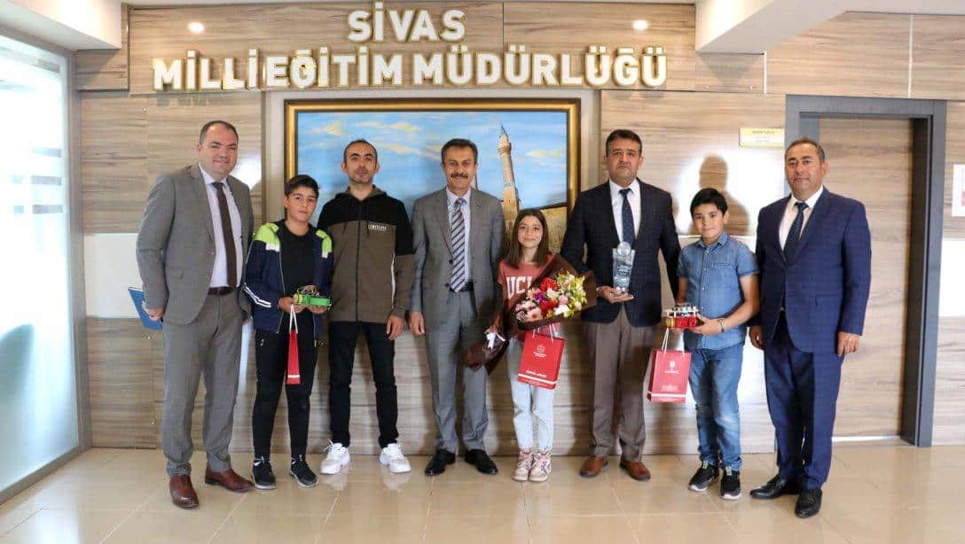 Uluslararası Sivas Robot Yarışmasında Tematik Robot Kategorisinde derece elde eden Yahya Kemal Ortaokulu öğrencileri Millî Eğitim Müdürümüz Ergüven Aslan'ı ziyaret etti.