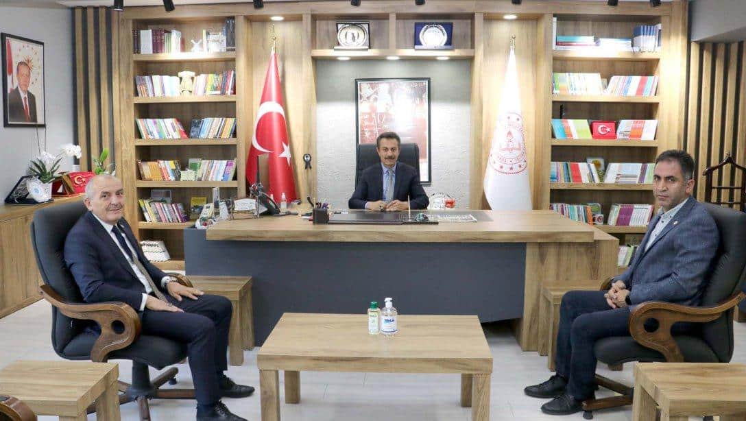Sivas 4 Eylül Gazeteciler Cemiyeti Başkanı Muhittin Karahan, Başkan Yardımcısı Eraydın Aytekin ile birlikte Millî Eğitim Müdürümüz Ergüven Aslan'ı ziyaret etti.