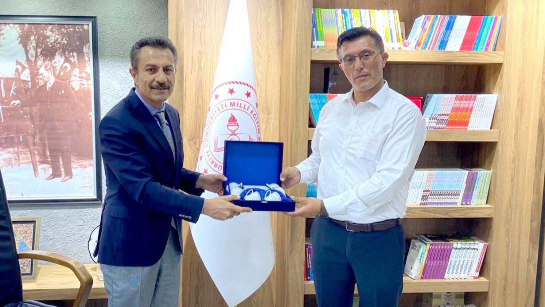 Koop-İş Sendikası Sivas Şube Başkanı Ümit Gülender, Millî Eğitim Müdürümüz Ergüven Aslan'ı ziyaret etti.