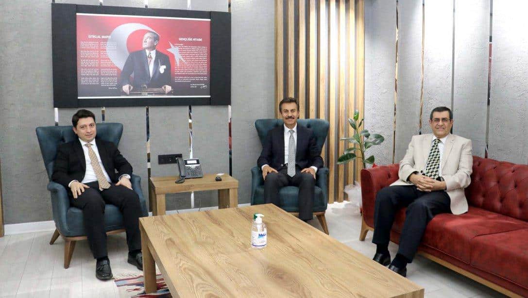 ÇEDAŞ Genel Müdürü Niyazi Kıvılcım ve CK Enerji Çamlıbel Elektrik Genel Müdürü Muharrem Bülbül, Millî Eğitim Müdürümüz Ergüven Aslan'ı ziyaret etti.
