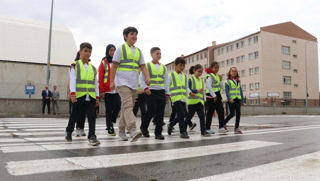 Sivas'ta okulların çevresindeki trafik güvenliği tedbirleri artırılıyor...
