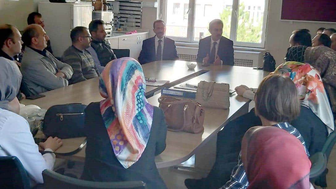 Millî Eğitim Müdürümüz Ergüven Aslan, Başöğretmen Atatürk Ortaokulunda görev yapan öğretmenlerle bir araya geldi.