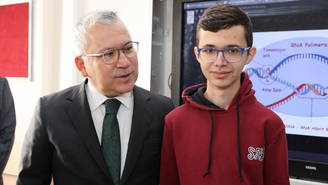 Valimiz Yılmaz Şimşek, Uluslararası Bilişim Olimpiyatları dünya ikincisi ve 28. Balkan Bilim Olimpiyatı üçüncüsü Yunus Taha Bingül'ü, eğitim gördüğü Sivas Fen Lisesinde ziyaret etti.