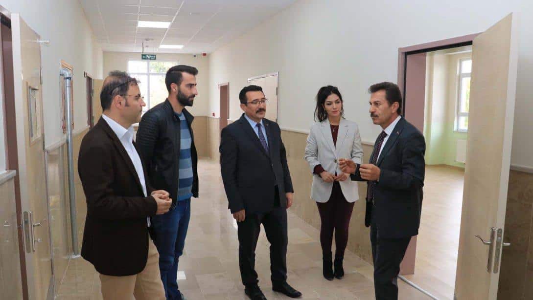 Millî Eğitim Müdürümüz Ergüven Aslan, Cumhuriyet Üniversitesi İlkokulu yerleşkesine inşa edilen 6 Derslikli Anaokulu binasında incelemede bulundu.