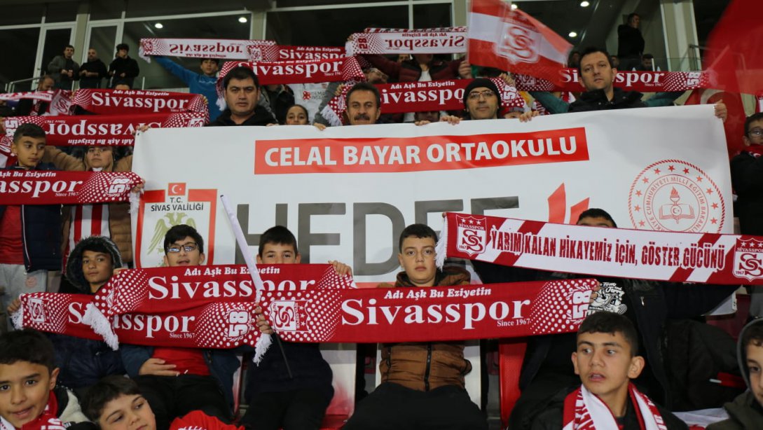 Minik Yiğidolar, Millî Eğitim Müdürümüz Ergüven Aslan ile birlikte Sivasspor-Antalyaspor mücadelesini izledi.