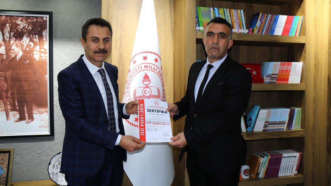 Karşıyaka Nuri Dönmezcan İlkokulu, Sivas'ta TS ISO 45001 İş Sağlığı ve Güvenliği Kalite Belgesi alan 5. okul oldu.