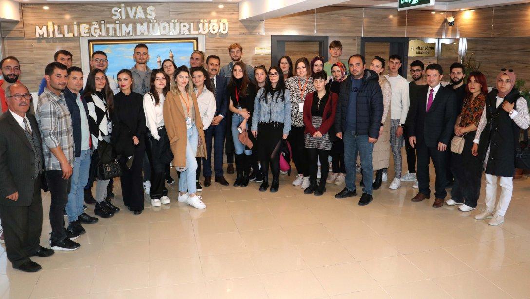 Erasmus Projesi kapsamında Makedonya, Çekya ve Romanya'dan eğitim faaliyetlerine katılmak için Sivas'a gelen öğrenciler, Millî Eğitim Müdürümüz Ergüven Aslan'ı ziyaret etti.