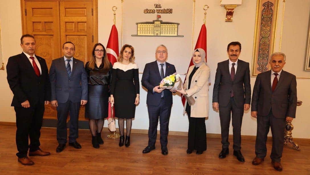 Millî Eğitim Müdürümüz Ergüven Aslan, 24 Kasım Öğretmenler Günü dolayısıyla Prof. Dr. Necati Erşen Sosyal Bilimler Lisesi Müdürü Bilal Tan ve okulda görev yapan öğretmenlerle birlikte Valimiz Yılmaz Şimşek'i ziyaret etti. 