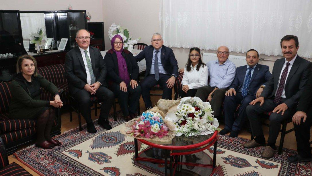 Valimiz Yılmaz Şimşek, Belediye Başkanı Hilmi Bilgin ve Millî Eğitim Müdürümüz Ergüven Aslan ile birlikte 24 Kasım Öğretmenler Günü dolayısıyla emekli öğretmen Türkan Delibalta'yı evinde ziyaret etti. 