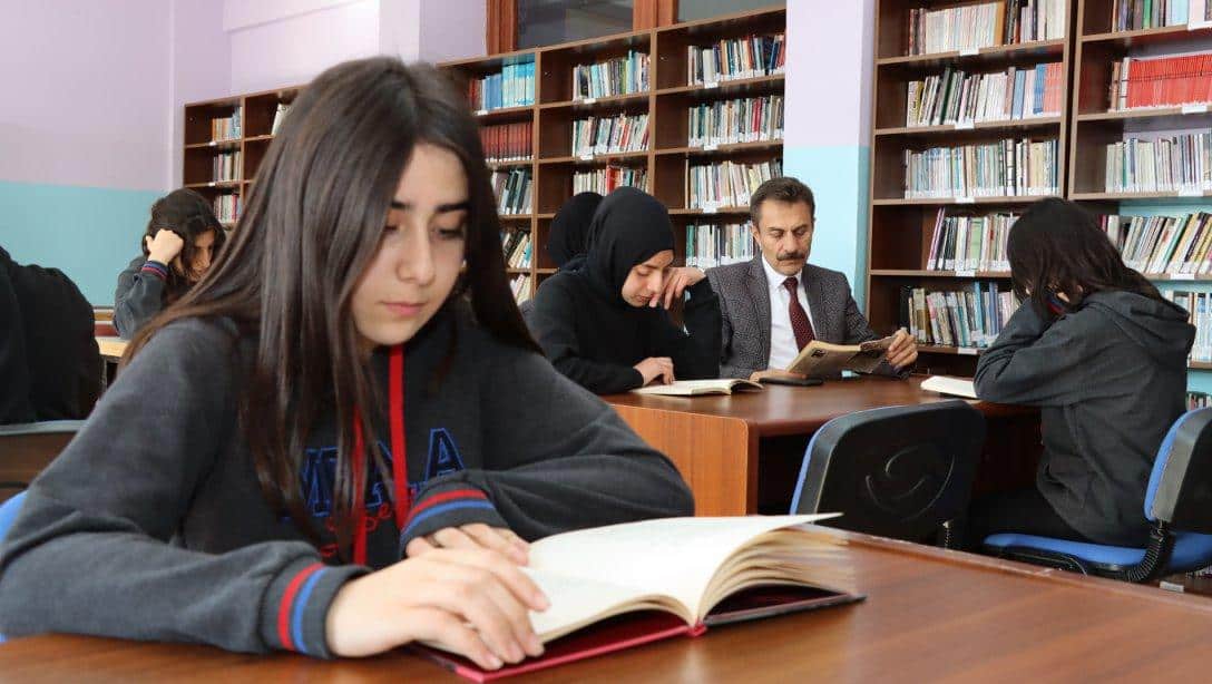 Millî Eğitim Müdürümüz Ergüven Aslan, Sivas Anadolu İmam Hatip Lisesi ve Mehmet Gökhan Ay Anadolu Lisesini ziyaret etti.