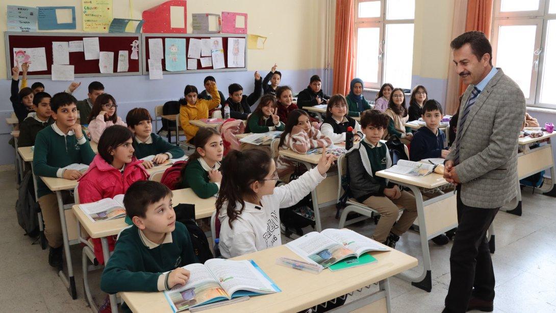 Millî Eğitim Müdürümüz Ergüven Aslan, TOKİ Şehit Uzman Çavuş Bahaddin Erturhan Ortaokulunu ziyaret etti. Okulda görev yapan öğretmenlerle bir araya gelen Aslan, görüş, öneri ve talepleri dinledi.
