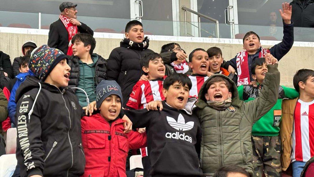 Sivasspor, Ankaragücü'nü 2-0'lık skorla yendi, Minik Yiğidolar, büyük sevinç yaşadı...