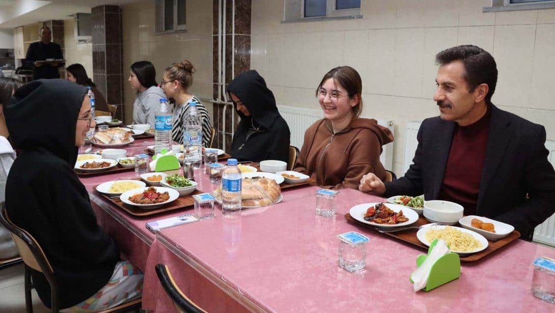 Millî Eğitim Müdürümüz Ergüven Aslan, Atatürk Anadolu Lisesi Kız Öğrenci Pansiyonunda kalan öğrencilerle iftar yemeğinde bir araya geldi.