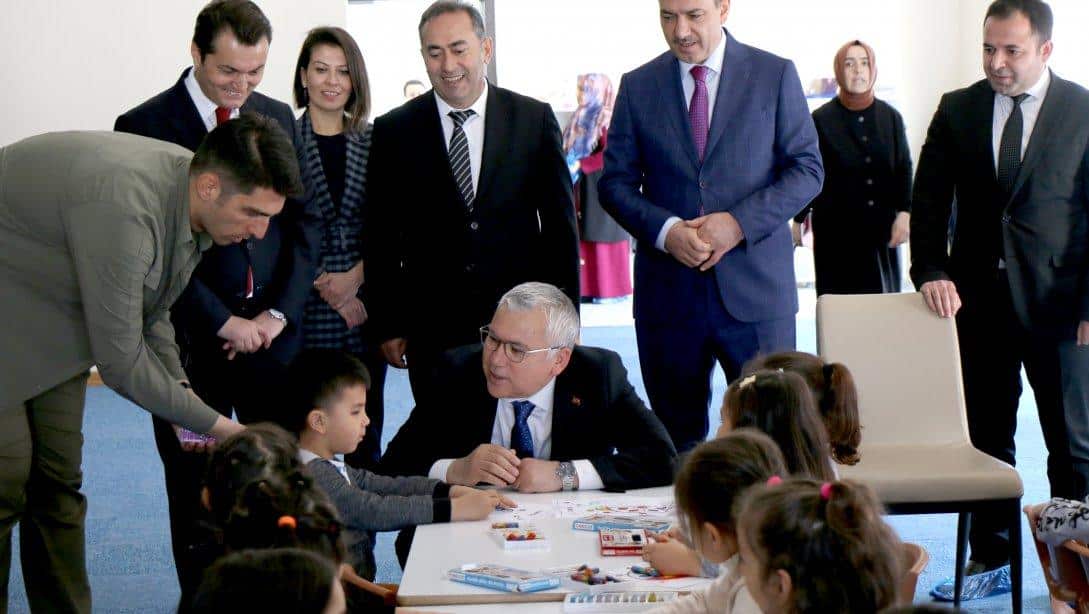 Valimiz Yılmaz Şimşek, deprem dolayısıyla Cumhuriyet Üniversitesi yerleşkesindeki KYK yurtlarında aileleriyle birlikte misafir edilen çocuklar için oluşturulan anasınıfını ziyaret etti. 