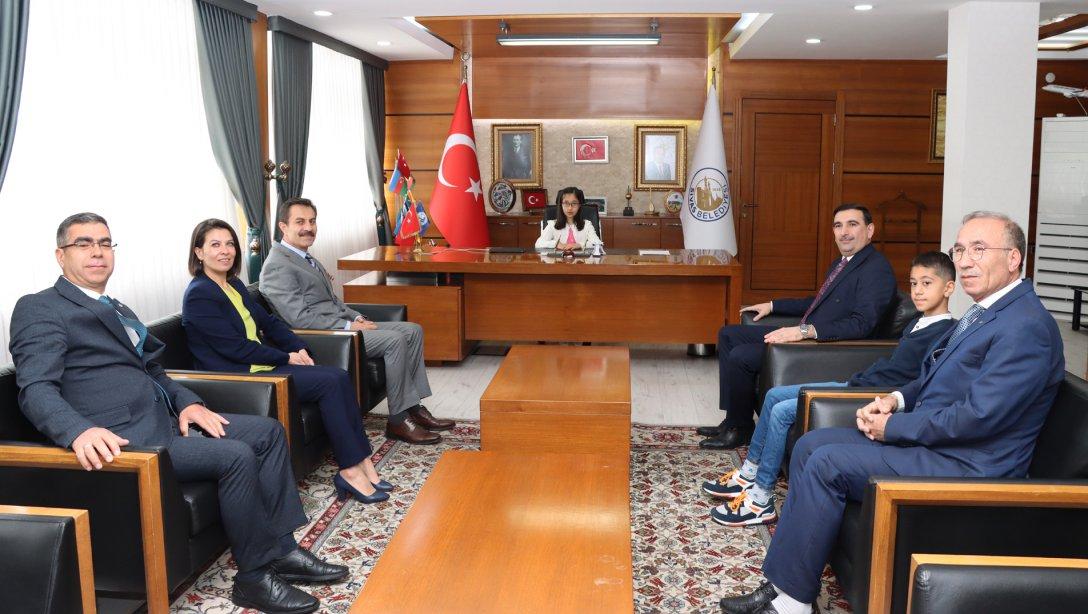 Başkan Vekili Topgül, 23 Nisan'da makam koltuğunu Kızılırmak İlkokulu Öğrencisi Nisanur Coşkun'a devretti.