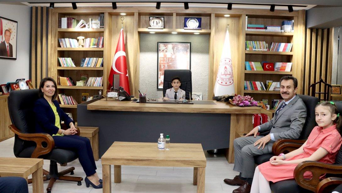 Millî Eğitim Müdürümüz Ergüven Aslan, 23 Nisan'da makam koltuğunu Muhsin Yazıcıoğlu İlkokulu 3. sınıf öğrencisi Yusuf Ensar Güler'e devretti.