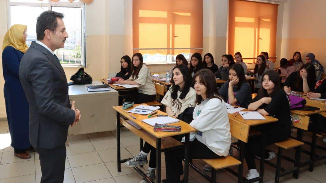 Millî Eğitim Müdürümüz Ergüven Aslan, Şehit Üsteğmen Cemalettin Yılmaz Mesleki ve Teknik Anadolu Lisesi öğretmen ve öğrencileri ile bir araya geldi. 