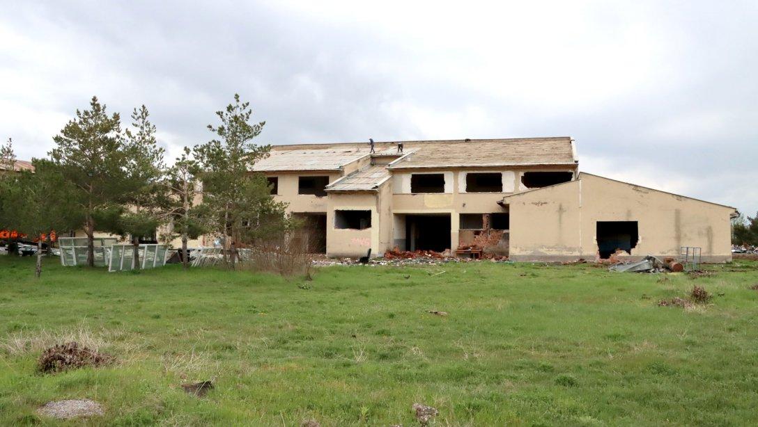 Sivas'ta deprem riski dolayısıyla boşaltılan Atatürk MTAL binasında yıkım çalışmaları başladı. Yıkım sürecinin ardından aynı alana ilk etapta 16 derslikli okul binası, spor salonu, pansiyon ve atölye binaları inşa edilecek.