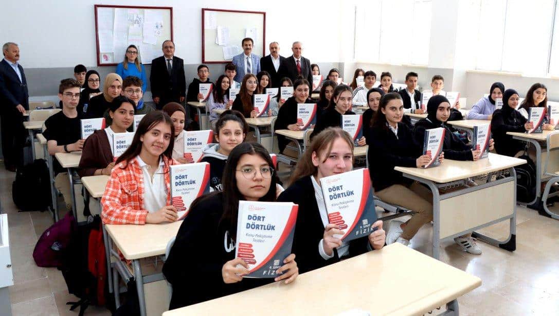 Sivas'ta Millî Eğitim Bakanlığı tarafından gönderilen kaynak kitaplar öğrencilere ulaştırıldı.