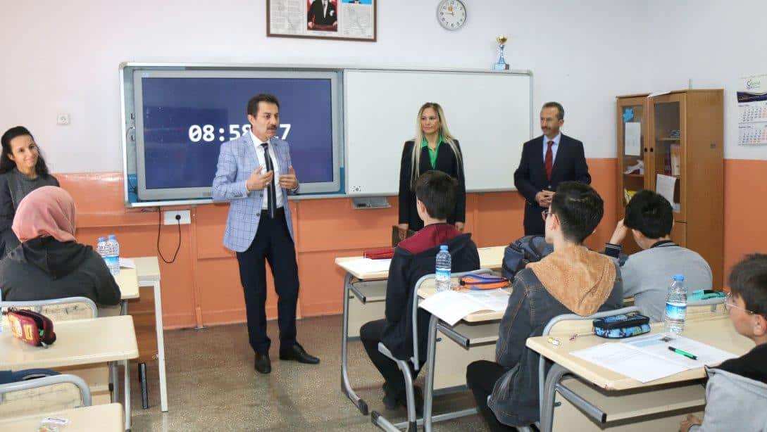 Sivas'ta HEDEF Projesi kapsamında 8. sınıf öğrencilerine yönelik kazanım değerlendirme, 12. Sınıf öğrencilerine yönelik ise izleme sınavı gerçekleştirildi.