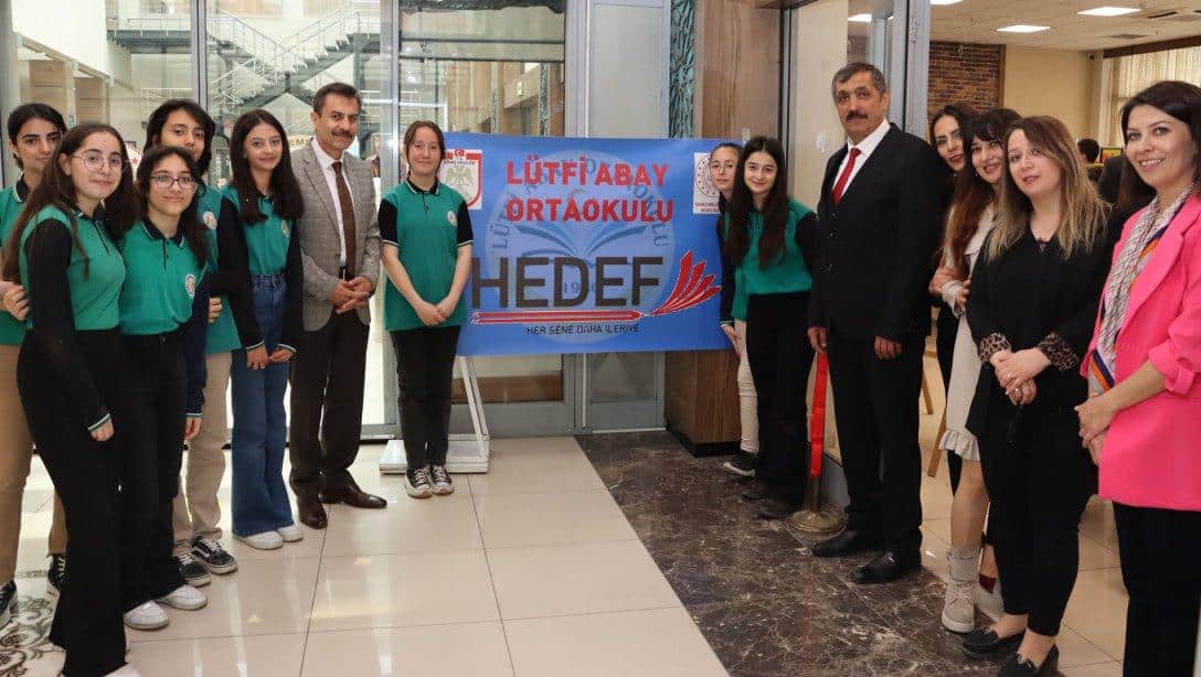 Millî Eğitim Müdürümüz Ergüven Aslan, Lütfi Abay Ortaokulu öğrencilerinin HEDEF Projesi kapsamında açtığı teknoloji ve tasarım sergisini ziyaret etti.