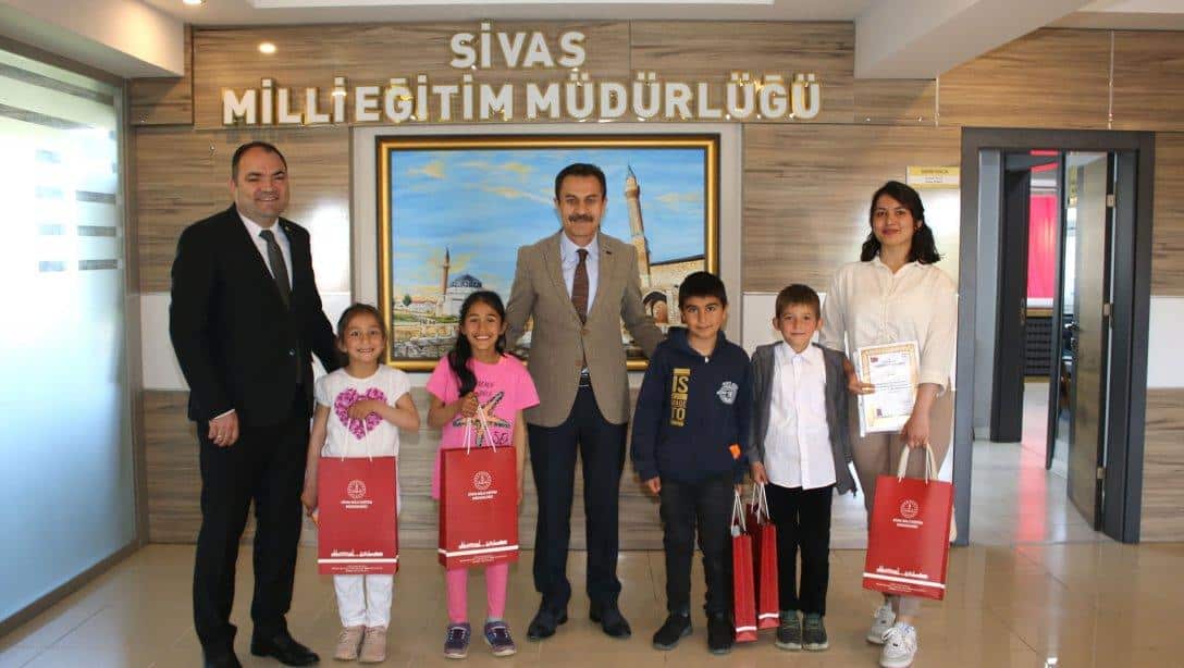 Gürün Yeşildere İlkokulu, HEDEF Projesi kapsamında öğrencilere Sivas'ın tarihi ve kültürel zenginliklerini tanıtmak için gezi programı düzenledi. Bu kapsamda kent merkezine gelen öğrenciler Millî Eğitim Müdürümüz Ergüven Aslan'ı ziyaret etti. 