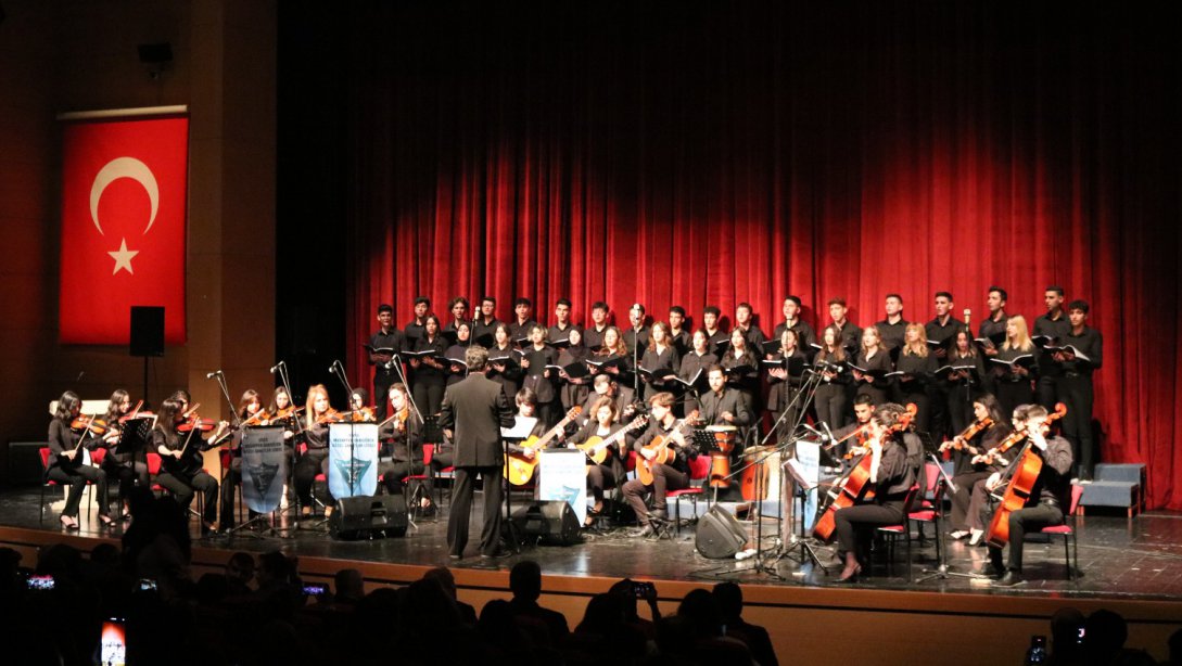 Sivas Muzaffer Sarısözen Güzel Sanatlar Lisesi, HEDEF Projesi kapsamında orkestra ve koro konseri düzenledi.
