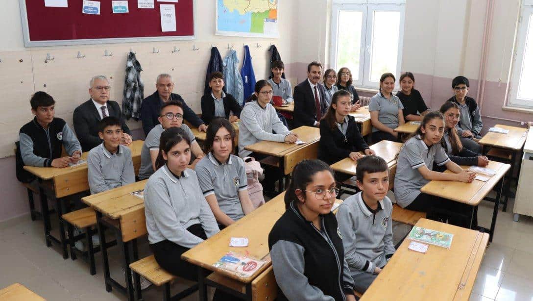 Valimiz Yılmaz Şimşek, Millî Eğitim Müdürümüz Ergüven Aslan ve Sivasspor Teknik Direktörü Rıza Çalımbay ile birlikte Kangal Cumhuriyet Ortaokulunu ziyaret etti. Şimşek, LGS kapsamındaki merkezi sınava katılacak öğrencilere başarılar diledi.