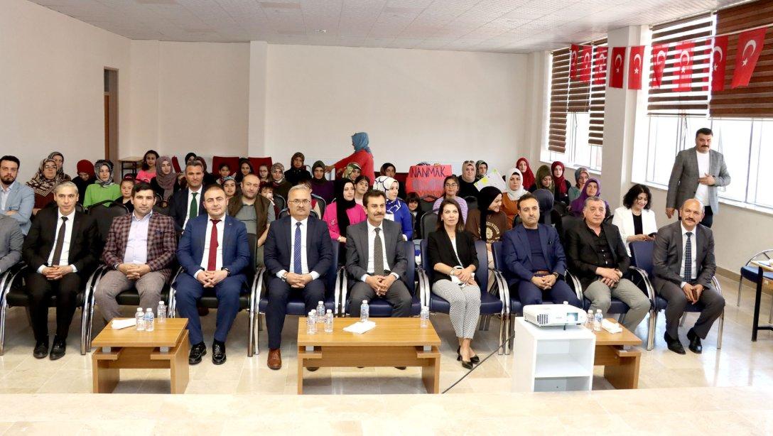 Millî Eğitim Müdürümüz Ergüven Aslan, HEDEF Projesi kapsamında düzenlenen; Şehit Erkan Sakal İlkokulu Veliler Arası Bilgi ve Kültür Yarışmasında, velilerin final heyecanına ortak oldu.