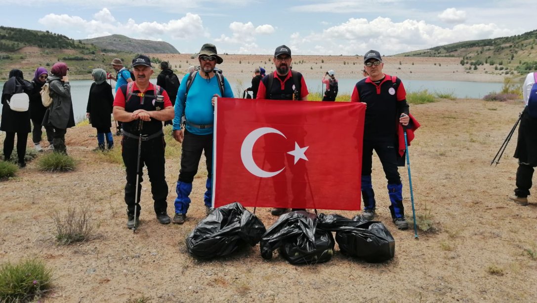 Sivas'ta eğitim çalışanları, Dünya Çevre Haftası kapsamında doğa yürüyüşü gerçekleştirdi. Su ve su kaynaklarının önemine dikkat çekmek için gerçekleştirilen etkinlik kapsamında 4 Eylül Barajı havzasında çevre temizliği de yapıldı.