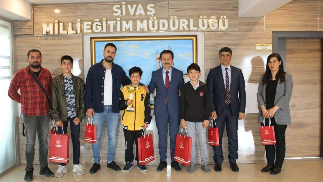 Türkiye Şampiyonu öğrenciler, Millî Eğitim Müdürümüz Ergüven Aslan'ı ziyaret etti. 