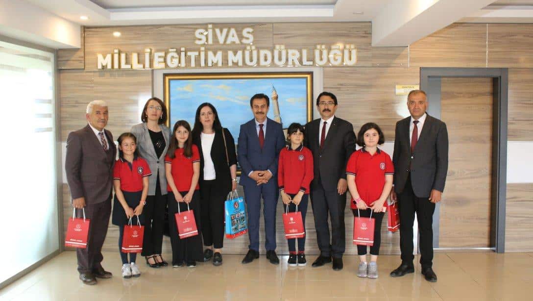 Cumhuriyet Üniversitesi İlkokulu öğrencileri, HEDEF Projesi kapsamında yazdıkları; 'Hayalimdeki Hikâyem' isimli hikâye kitabını Millî Eğitim Müdürümüz Ergüven Aslan'a hediye etti.