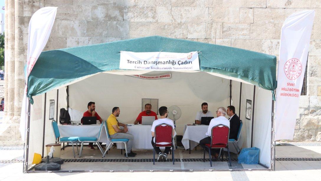 Millî Eğitim Müdürümüz Ergüven Aslan, müdürlüğümüzce kent meydanında hizmete açılan üniversite tercih danışmanlığı çadırını ziyaret etti.