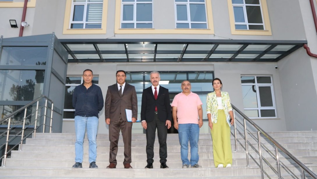 Millî Eğitim Müdürümüz Necati Yener, Şube Müdürlerimiz; Hülya Bozbıyık ve Eyüp Durna ile birlikte 2023-2024 Eğitim-Öğretim Yılında hizmete girmesi planlanan yeni okul inşaatlarında incelemelerde bulundu.