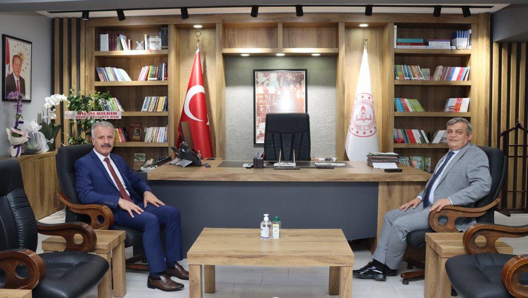 Sivas İl Emniyet Müdürü Burhan Akçay, Millî Eğitim Müdürümüz Necati Yener'i makamında ziyaret etti.
