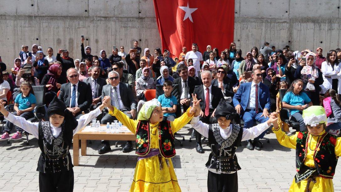 Sivas'ta İlköğretim Haftası coşkusu... 2023-2024 Eğitim-Öğretim Yılı İlköğretim Haftası kapsamında Aşık Veysel İlkokulu/Ortaokulunda kutlama programı düzenlendi.