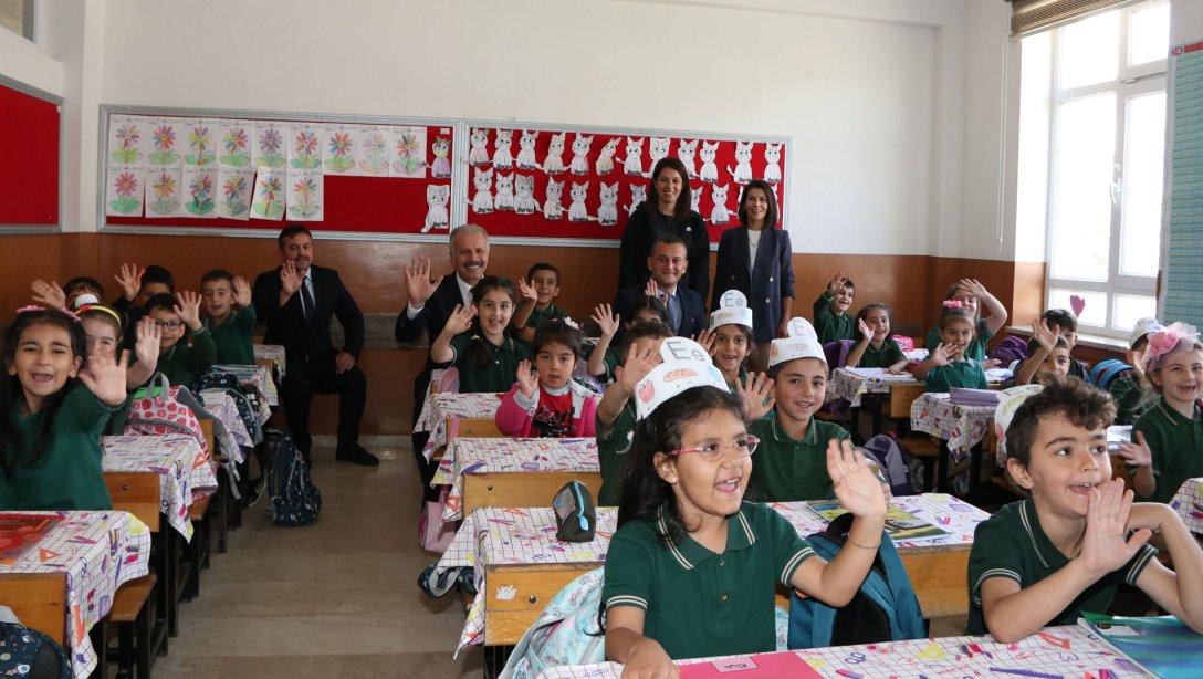 Millî Eğitim Müdürümüz Necati Yener, Cebecioğlu İlkokulunda öğrenci ve öğretmenler ile bir araya geldi.