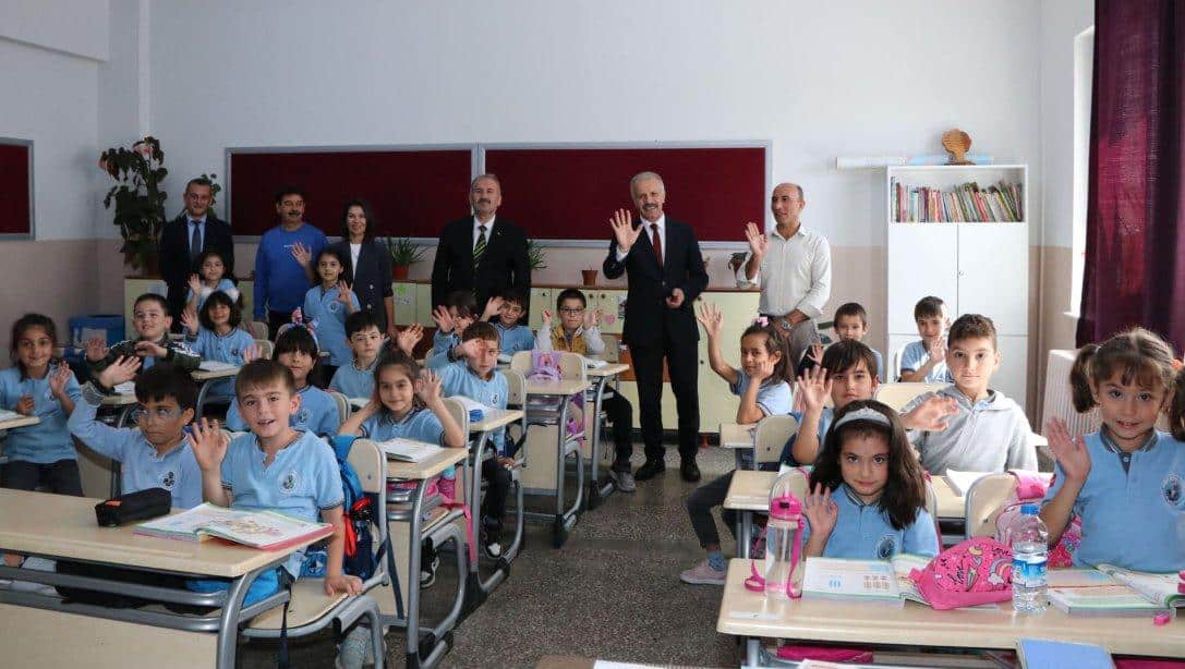 Millî Eğitim Müdürümüz Necati Yener, Mimar Sinan İlkokulunda öğrenci ve öğretmenler ile bir araya geldi.