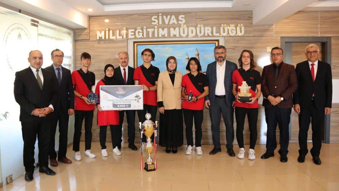 15.Uluslararası MEB Robot Yarışmasında derece alan öğrenciler Millî Eğitim Müdürümüz Necati Yener'i ziyaret etti.