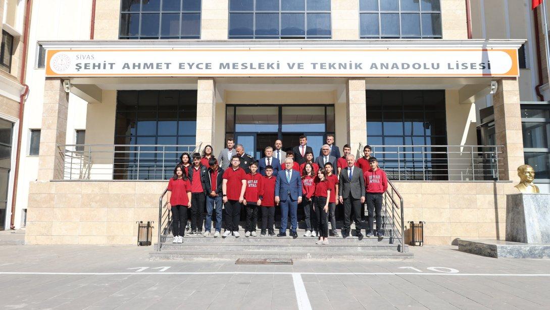 Valimiz Yılmaz Şimşek, Şehit Ahmet Eyce Mesleki ve Teknik Anadolu Lisesini ziyaret ederek öğrenci ve öğretmenler ile bir araya geldi.