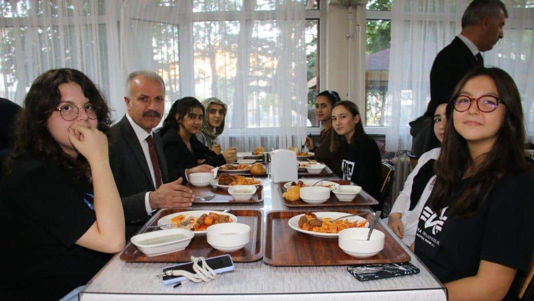 Millî Eğitim Müdürümüz Necati Yener, Sivas Lisesi Kız Öğrenci Pansiyonunda öğrenciler ile akşam yemeğinde bir araya geldi. 