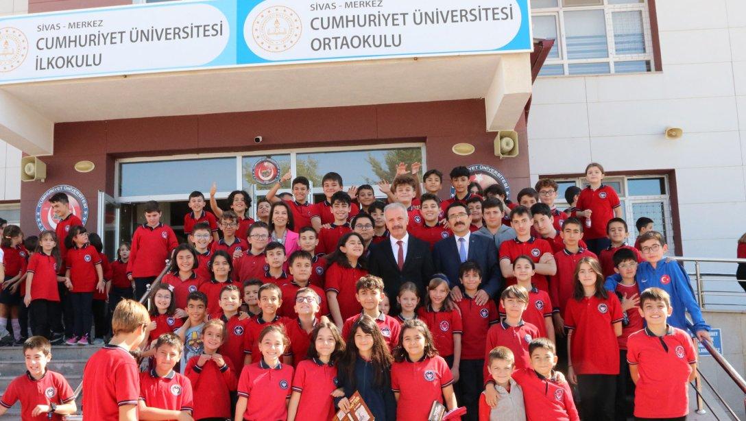 Millî Eğitim Müdürümüz Necati Yener, Şube Müdürümüz Hülya Bozbıyık ile birlikte Cumhuriyet Üniversitesi İlkokulu ve Ortaokulu ile İsmail Işık Anaokulunu ziyaret etti. 