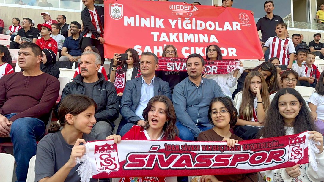 Minik Yiğidolar tribünleri coşturdu. Millî Eğitim Müdürümüz Necati Yener ile birlikte Sivasspor-Hatayspor maçını izleyen öğrencilerimiz, 90 dakika boyunca yaptıkları coşkulu tezahüratlarla takımlarına destek oldu.