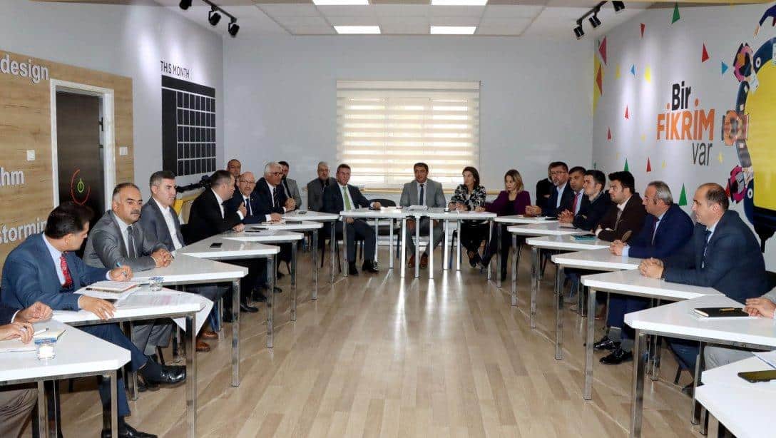 Millî Eğitim Bakanlığı 2024-2026 Yılları Yatırım Planı kapsamında Sivas'ta yürütülmesi planlanan çalışmalar hazırlık ve istişare toplantısında ele alındı.