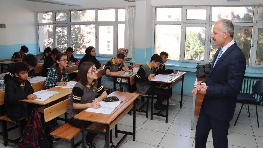 Sivas'ta, 8, 11 ve 12. Sınıf öğrencilerine yönelik hazırbulunuşluk sınavı gerçekleştirildi. Millî Eğitim Müdürümüz Necati Yener, Dörteylül Ortaokulunda sınava giren öğrencileri ziyaret ederek başarı dileklerini iletti.