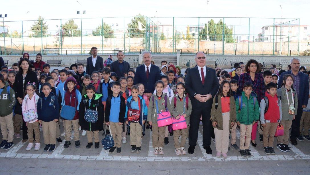 Sivas Belediye Başkanı Hilmi Bilgin ve Millî Eğitim Müdürümüz Necati Yener, Şehit Hakan Yurtoğlu İlkokulunu ziyaret etti. Okul bahçesinde düzenlenen bayrak törenine katılan Bilgin ve Yener, okulda görev yapan öğretmenler ile de bir araya geldi.